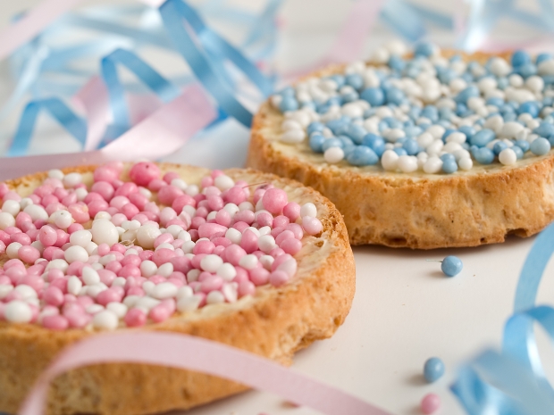 Beschuit met roze en blauwe muisjes